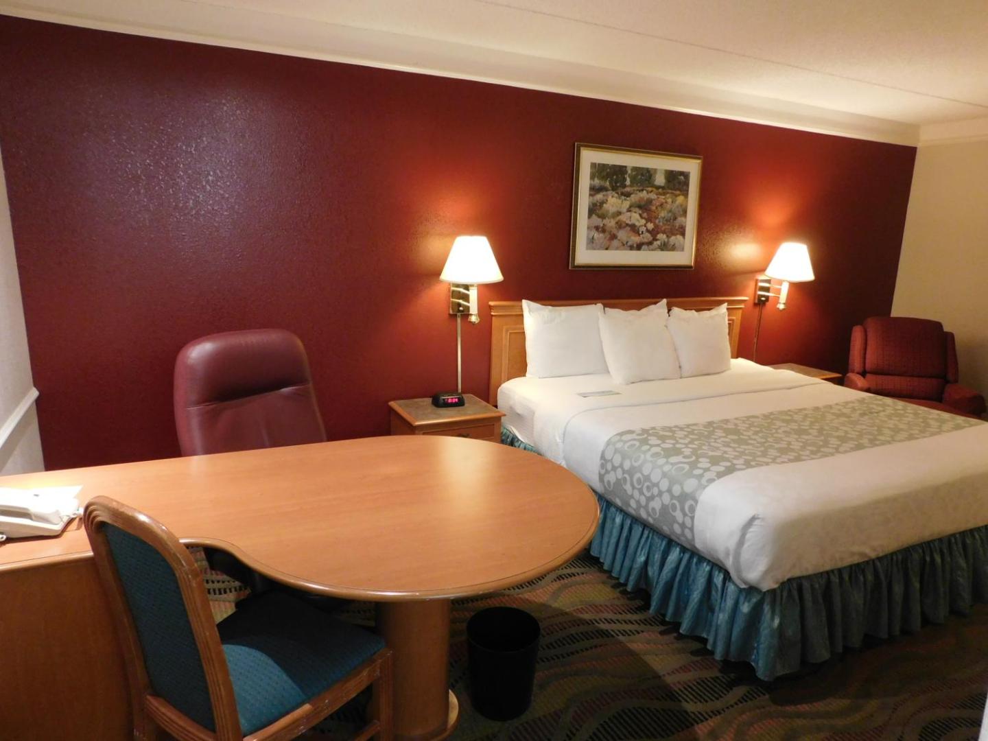 Days Inn & Suites by Wyndham Arlington Heights