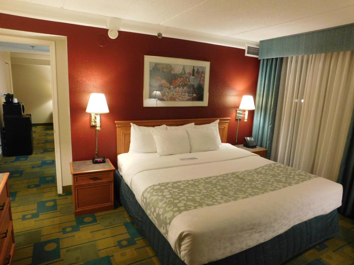 Days Inn & Suites by Wyndham Arlington Heights