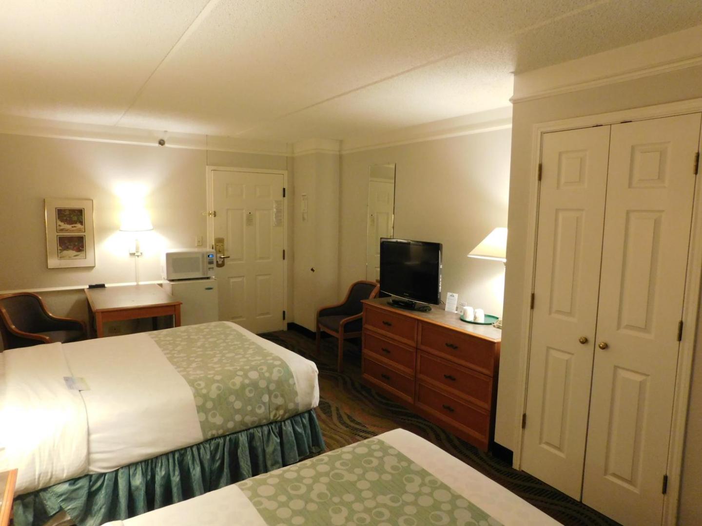 Days Inn & Suites by Wyndham Arlington Heights