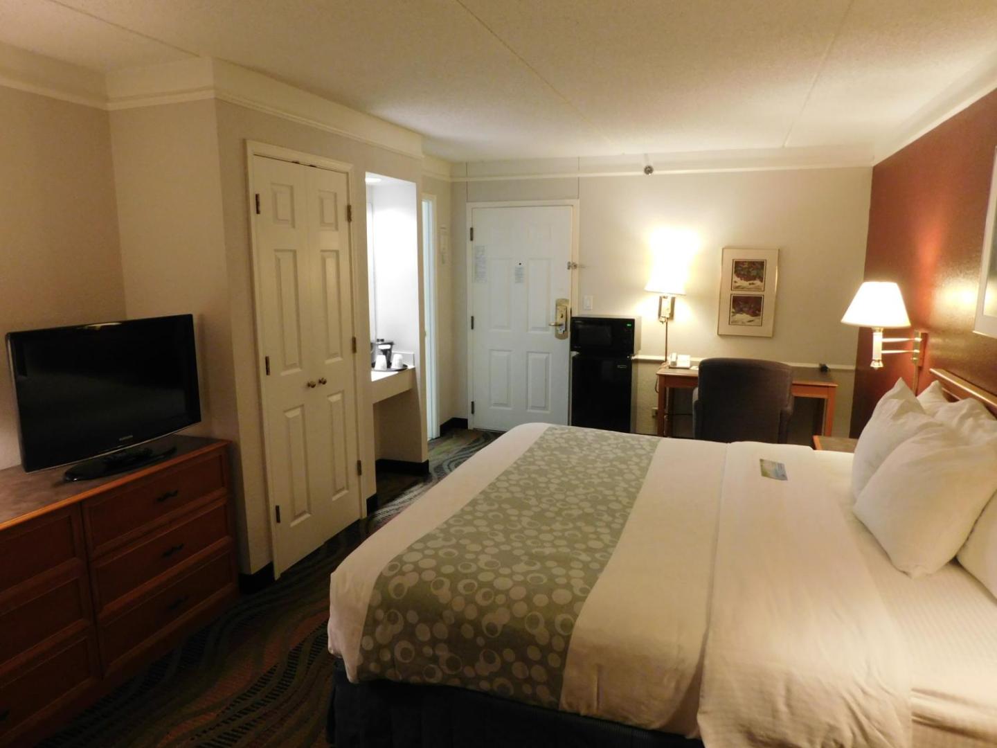 Days Inn & Suites by Wyndham Arlington Heights