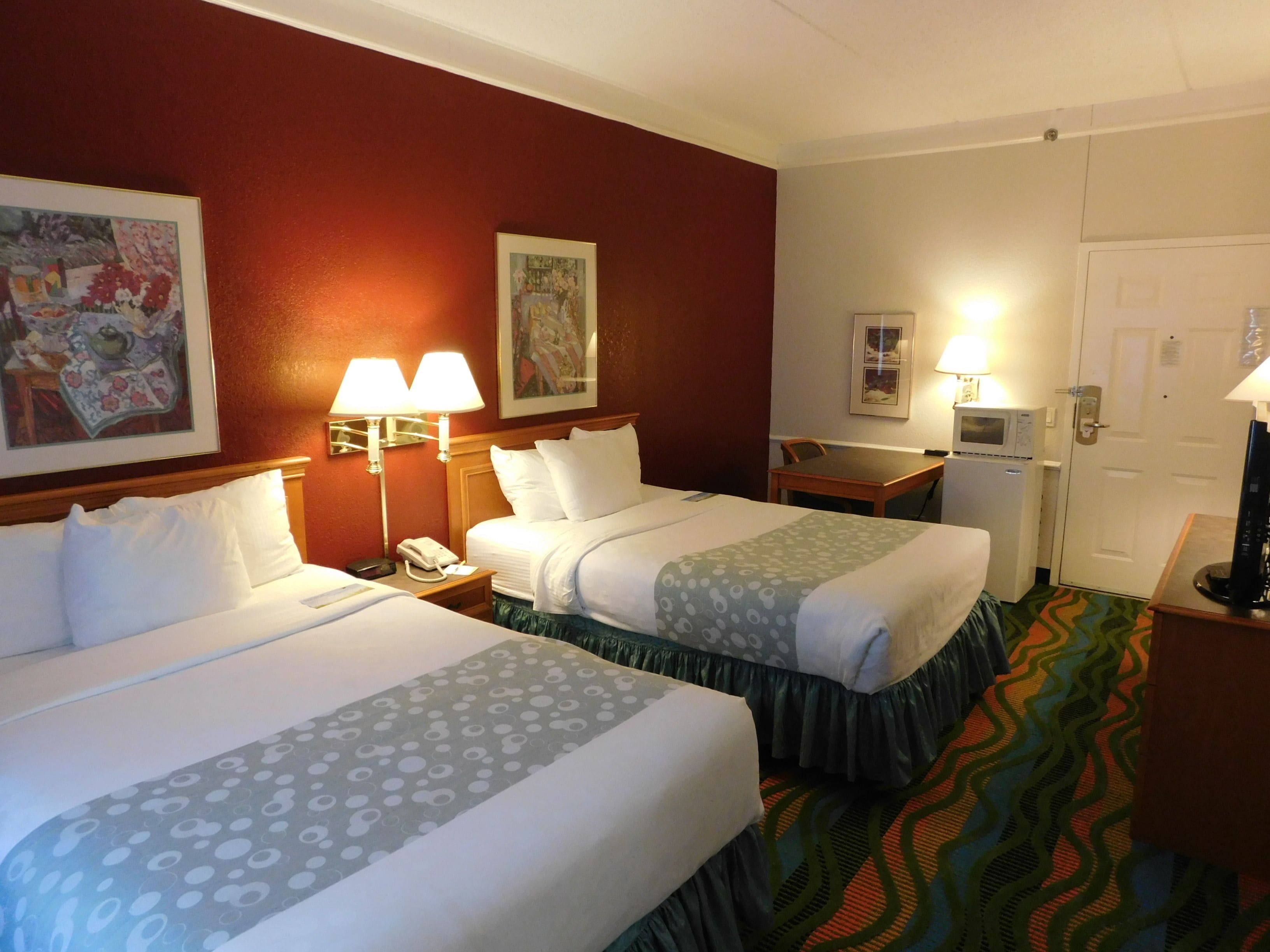 Days Inn & Suites by Wyndham Arlington Heights