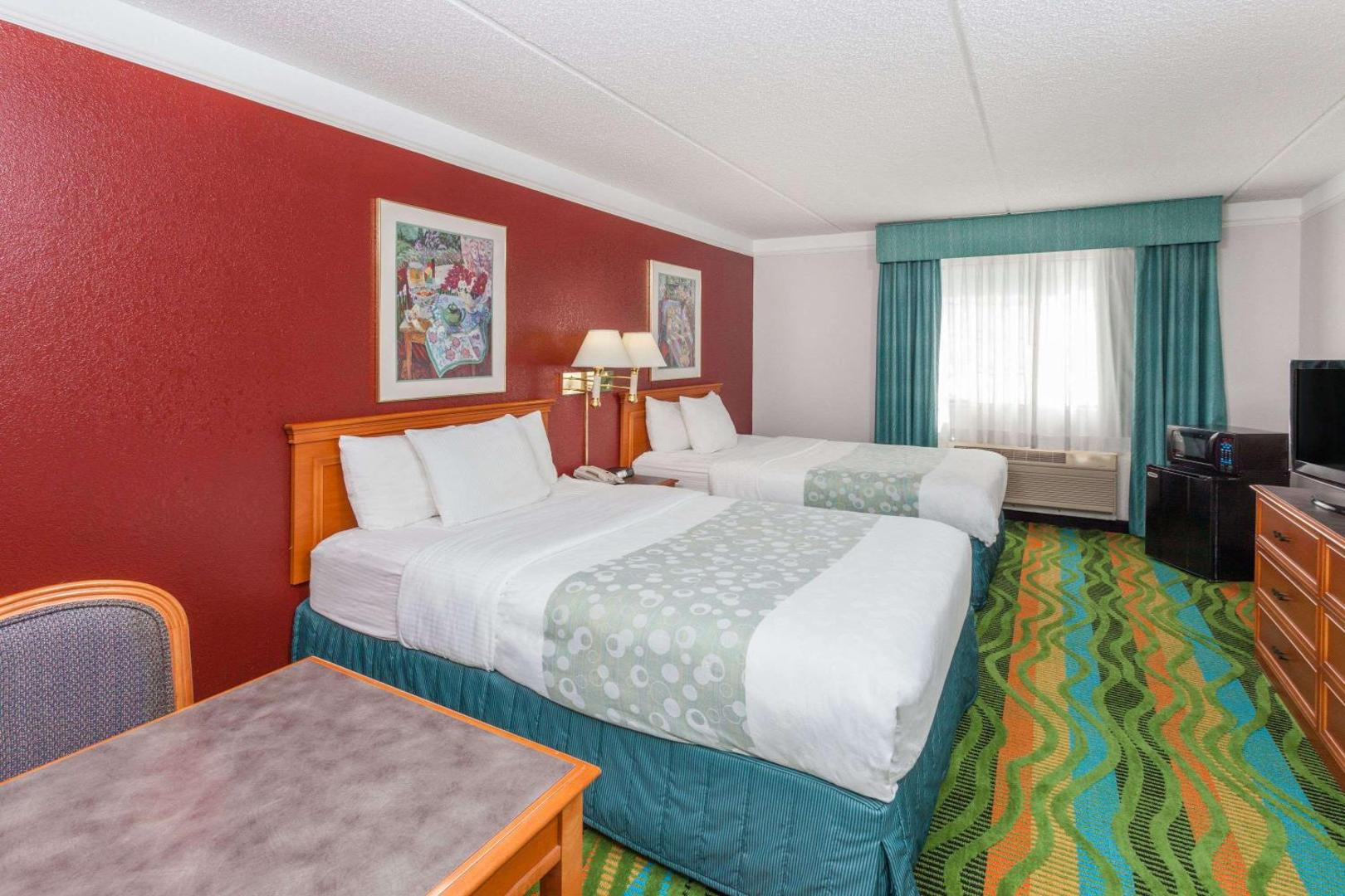 Days Inn & Suites by Wyndham Arlington Heights