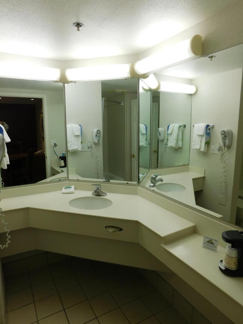 Days Inn & Suites by Wyndham Arlington Heights