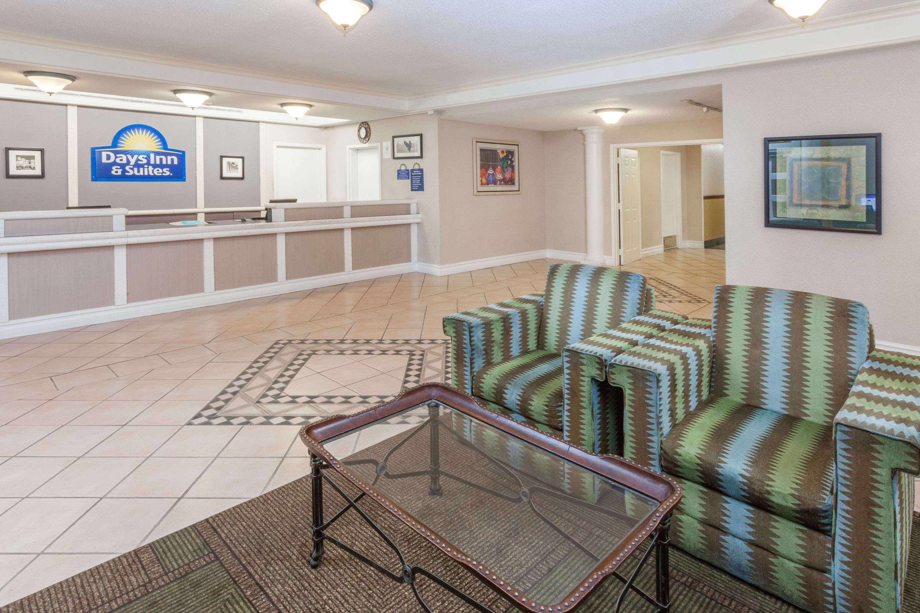 Days Inn & Suites by Wyndham Arlington Heights