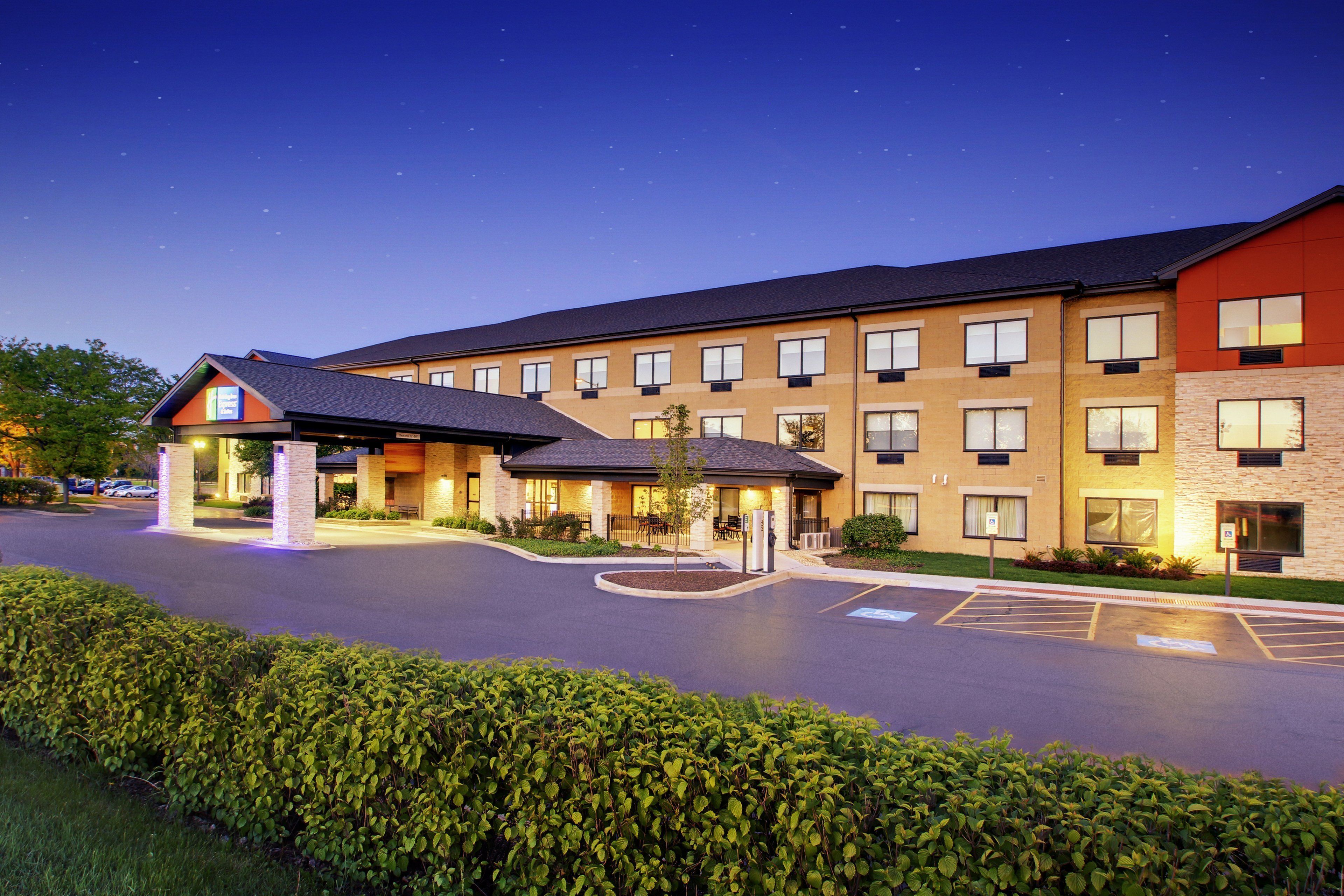 Holiday Inn Express & Suites Aurora - Naperville