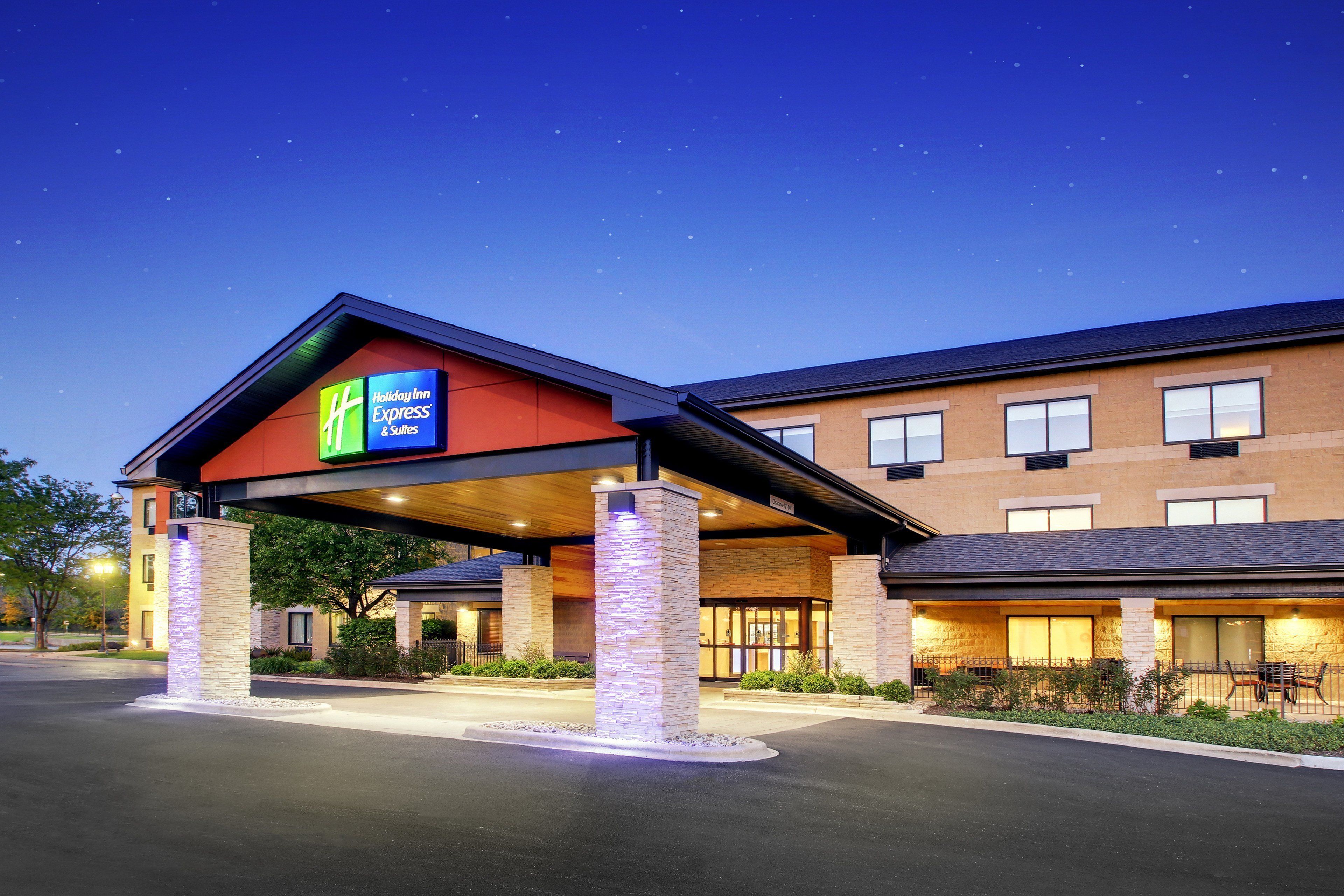 Holiday Inn Express & Suites Aurora - Naperville