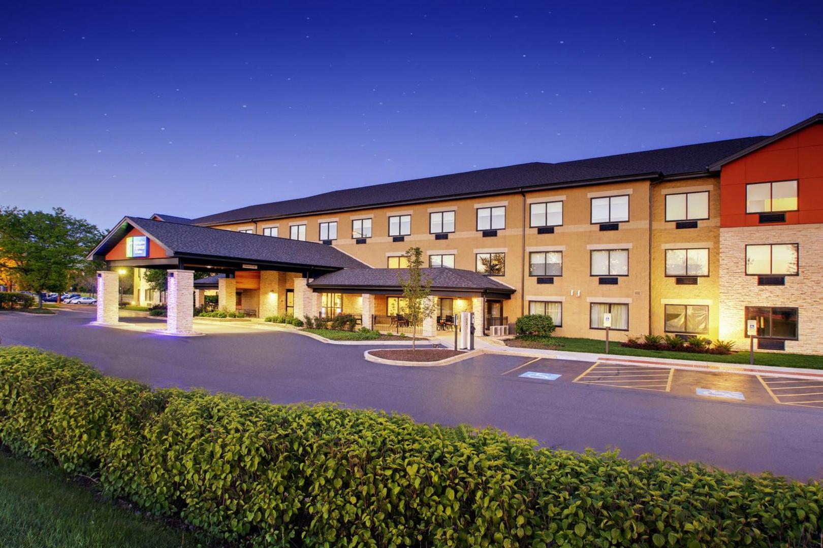 Holiday Inn Express & Suites Aurora - Naperville