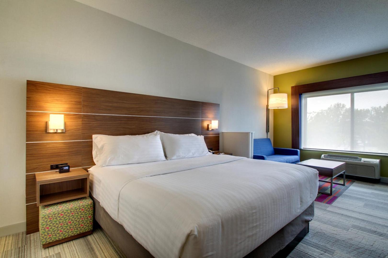 Holiday Inn Express & Suites Aurora - Naperville
