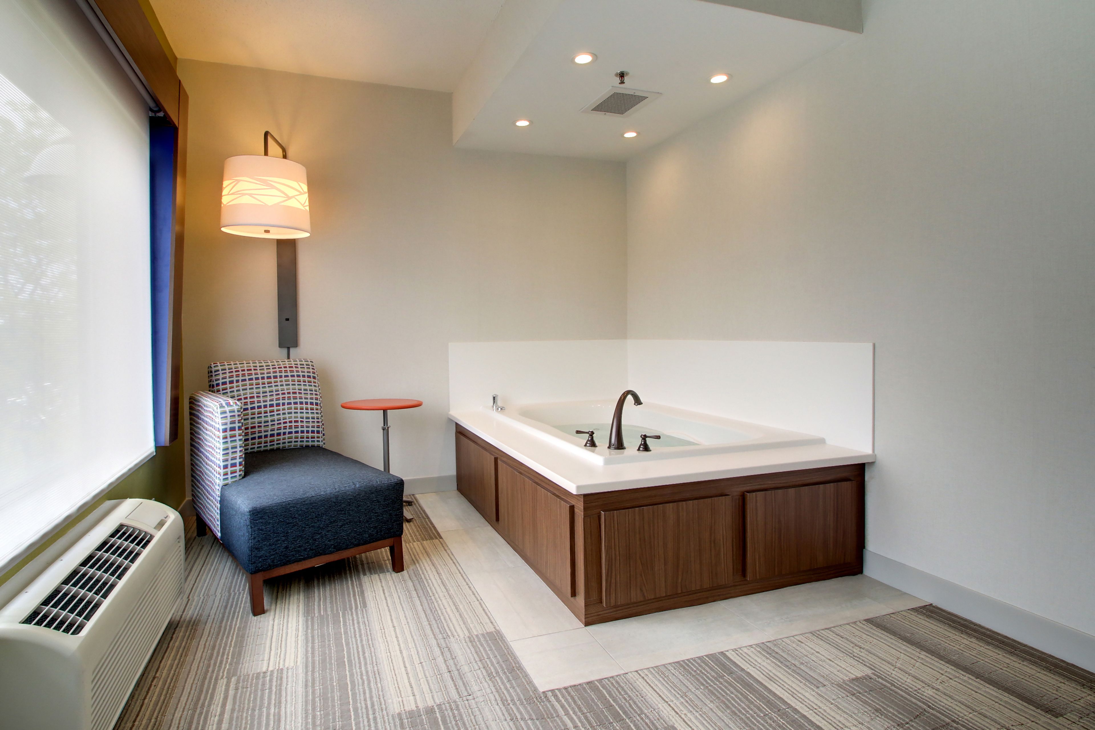 Holiday Inn Express & Suites Aurora - Naperville