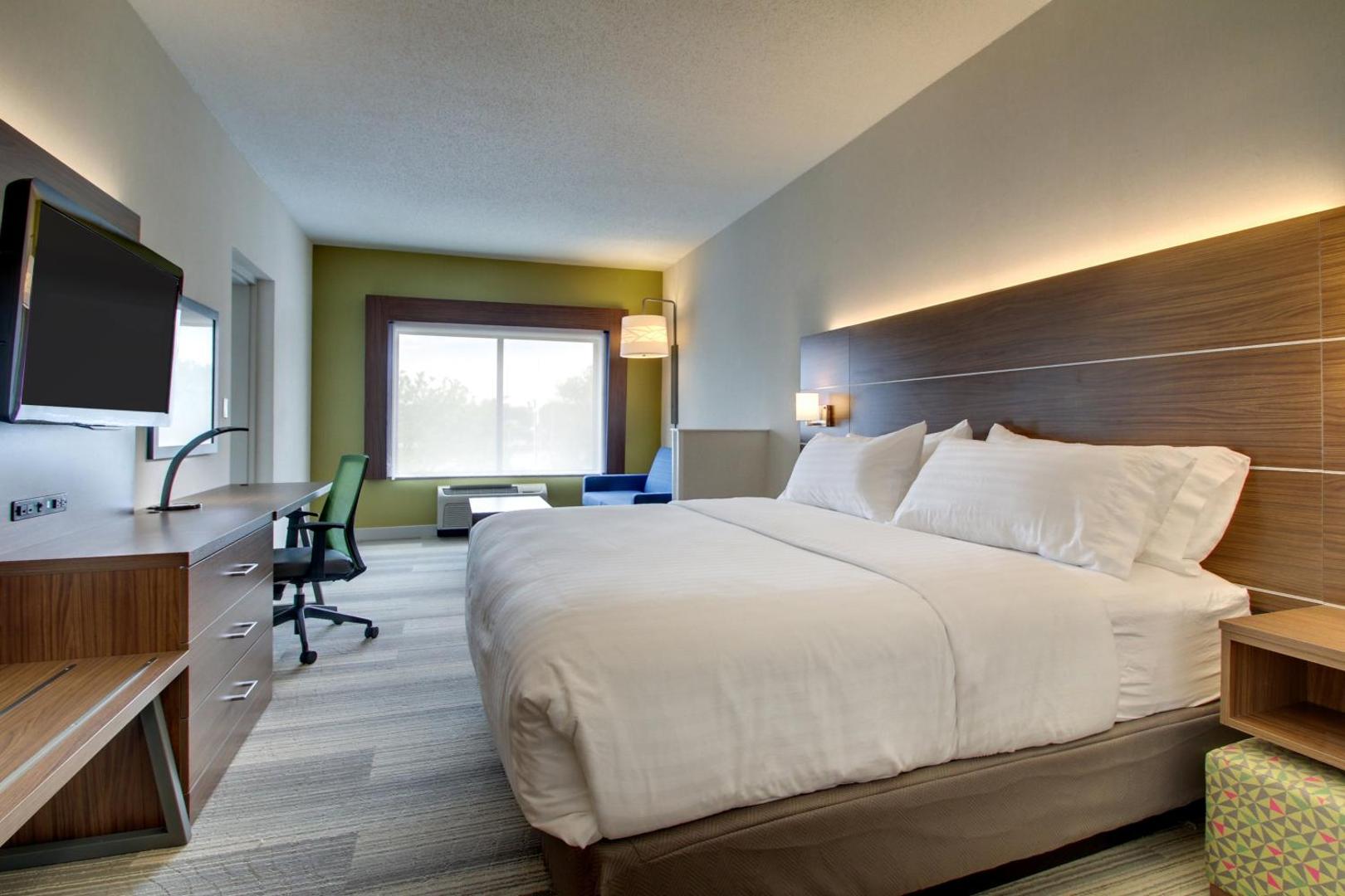 Holiday Inn Express & Suites Aurora - Naperville