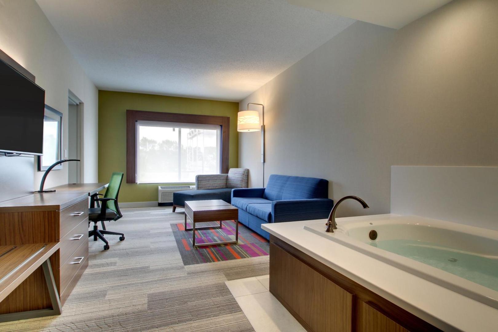 Holiday Inn Express & Suites Aurora - Naperville