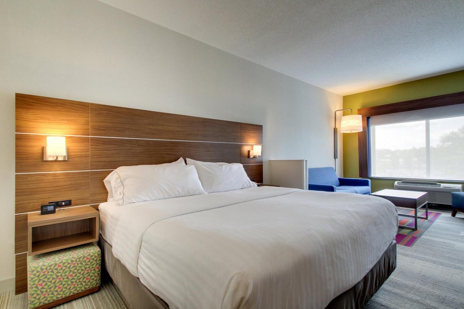 Holiday Inn Express & Suites Aurora - Naperville