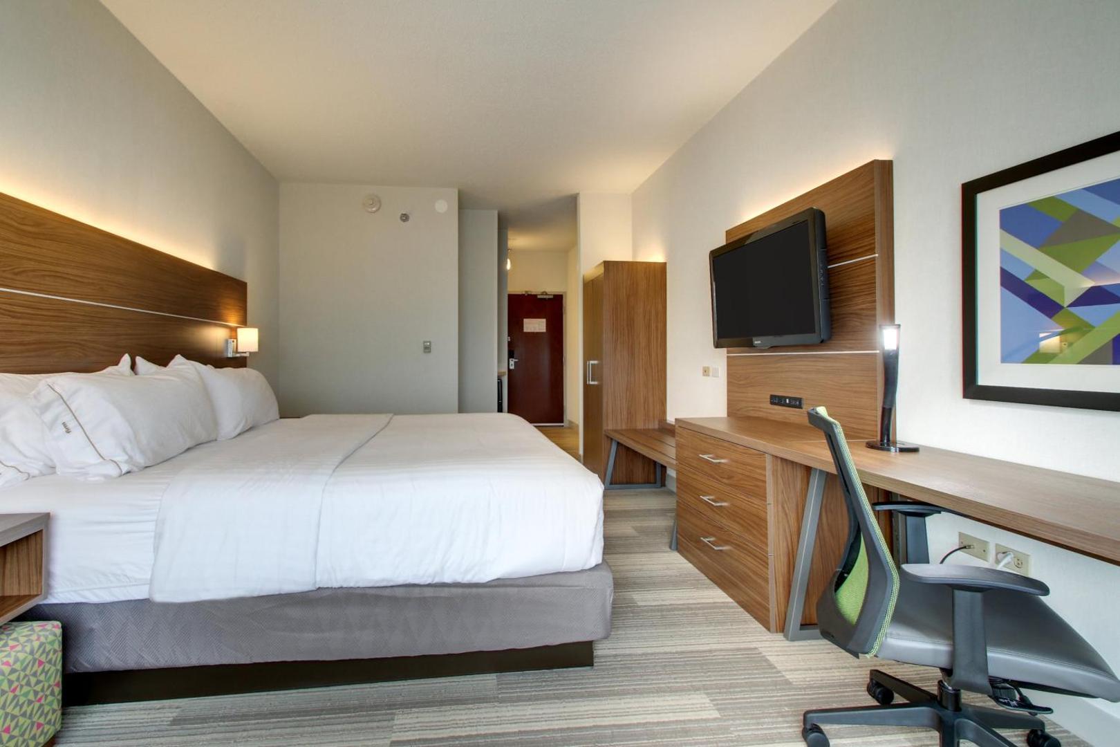 Holiday Inn Express & Suites Aurora - Naperville