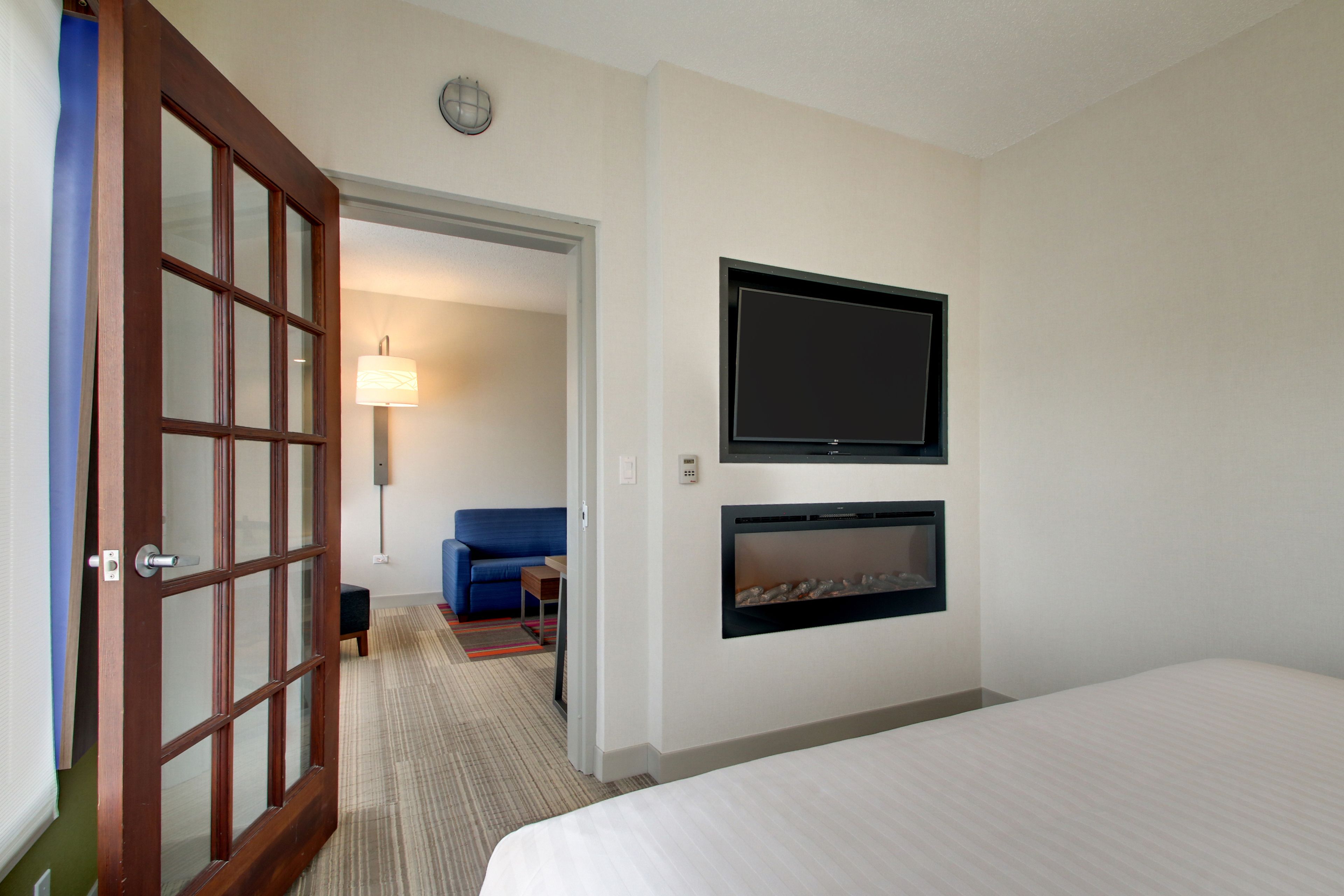 Holiday Inn Express & Suites Aurora - Naperville