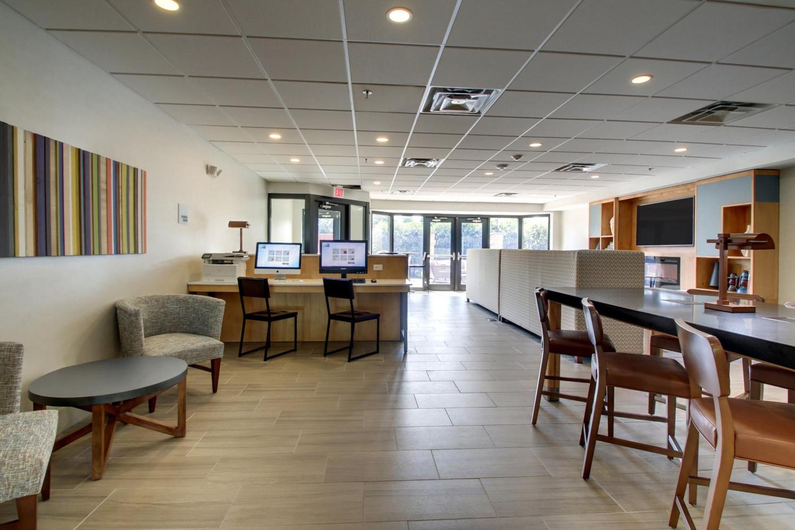 Holiday Inn Express & Suites Aurora - Naperville