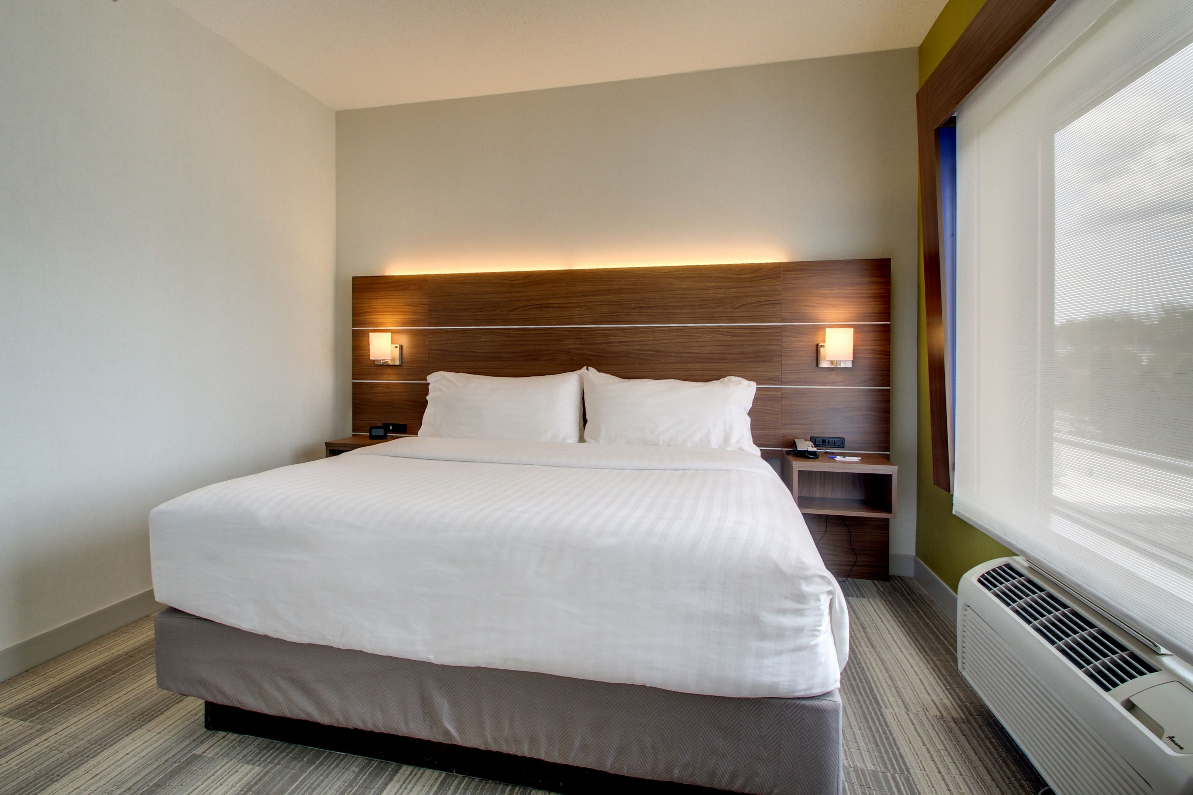 Holiday Inn Express & Suites Aurora - Naperville