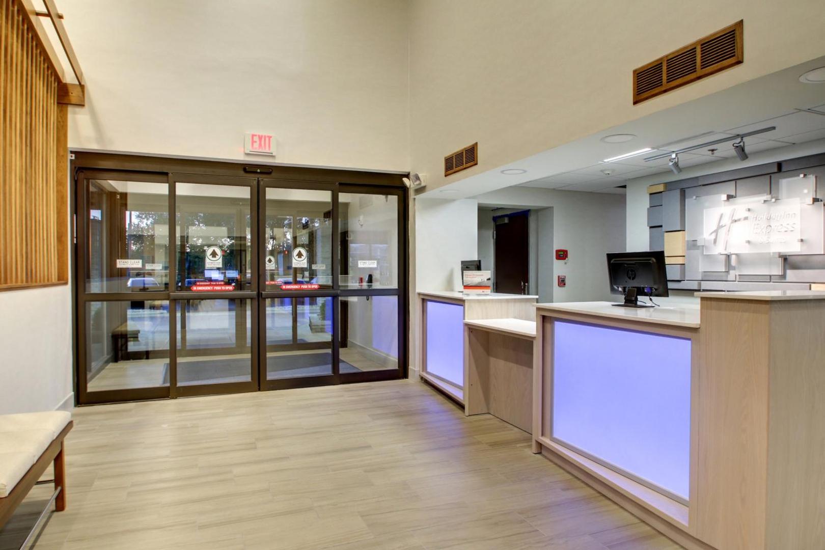 Holiday Inn Express & Suites Aurora - Naperville