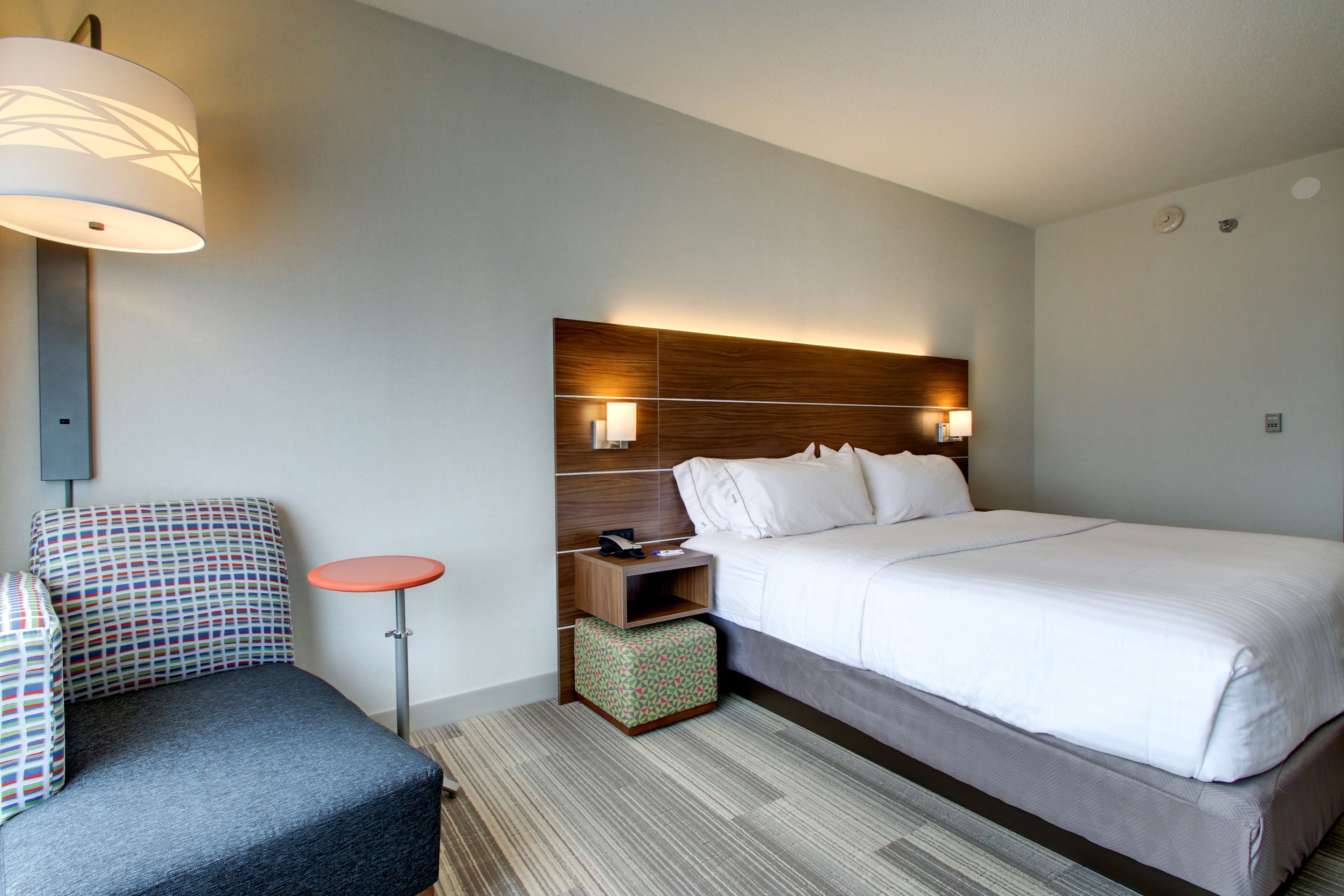 Holiday Inn Express & Suites Aurora - Naperville