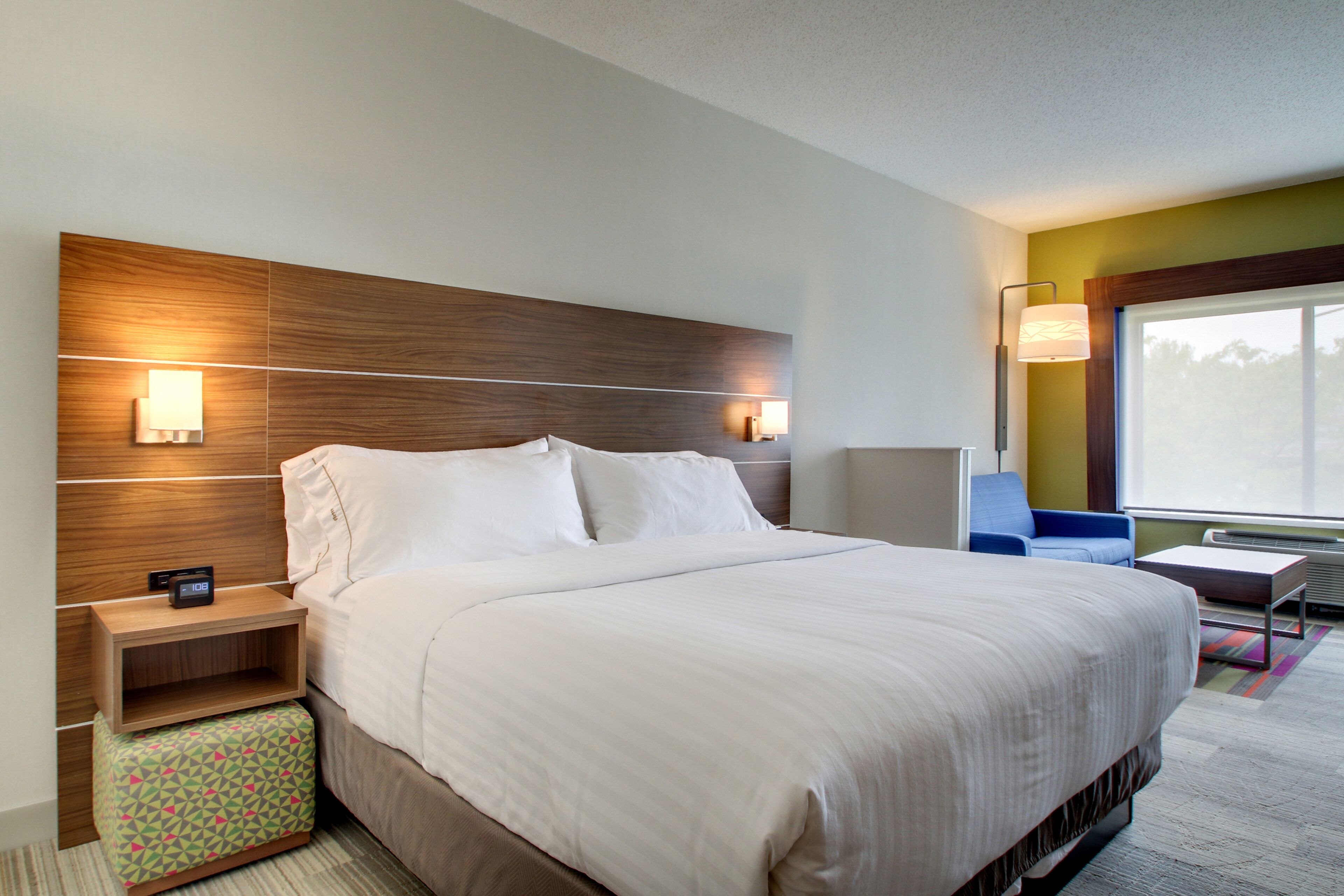 Holiday Inn Express & Suites Aurora - Naperville
