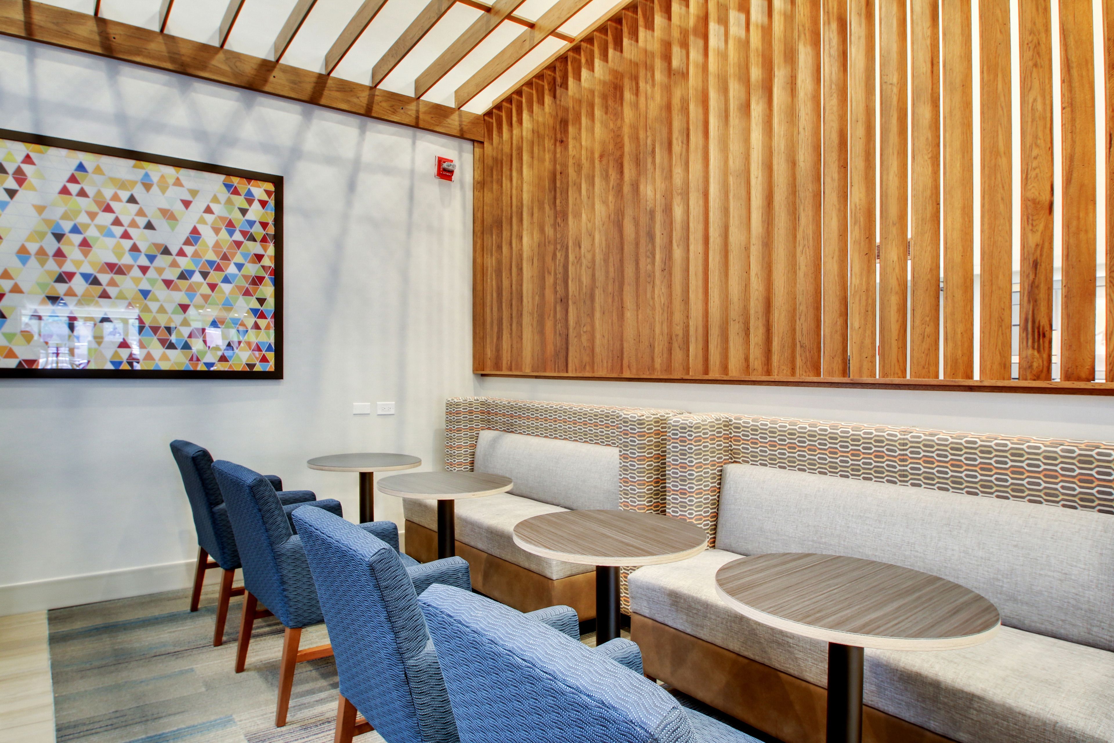 Holiday Inn Express & Suites Aurora - Naperville