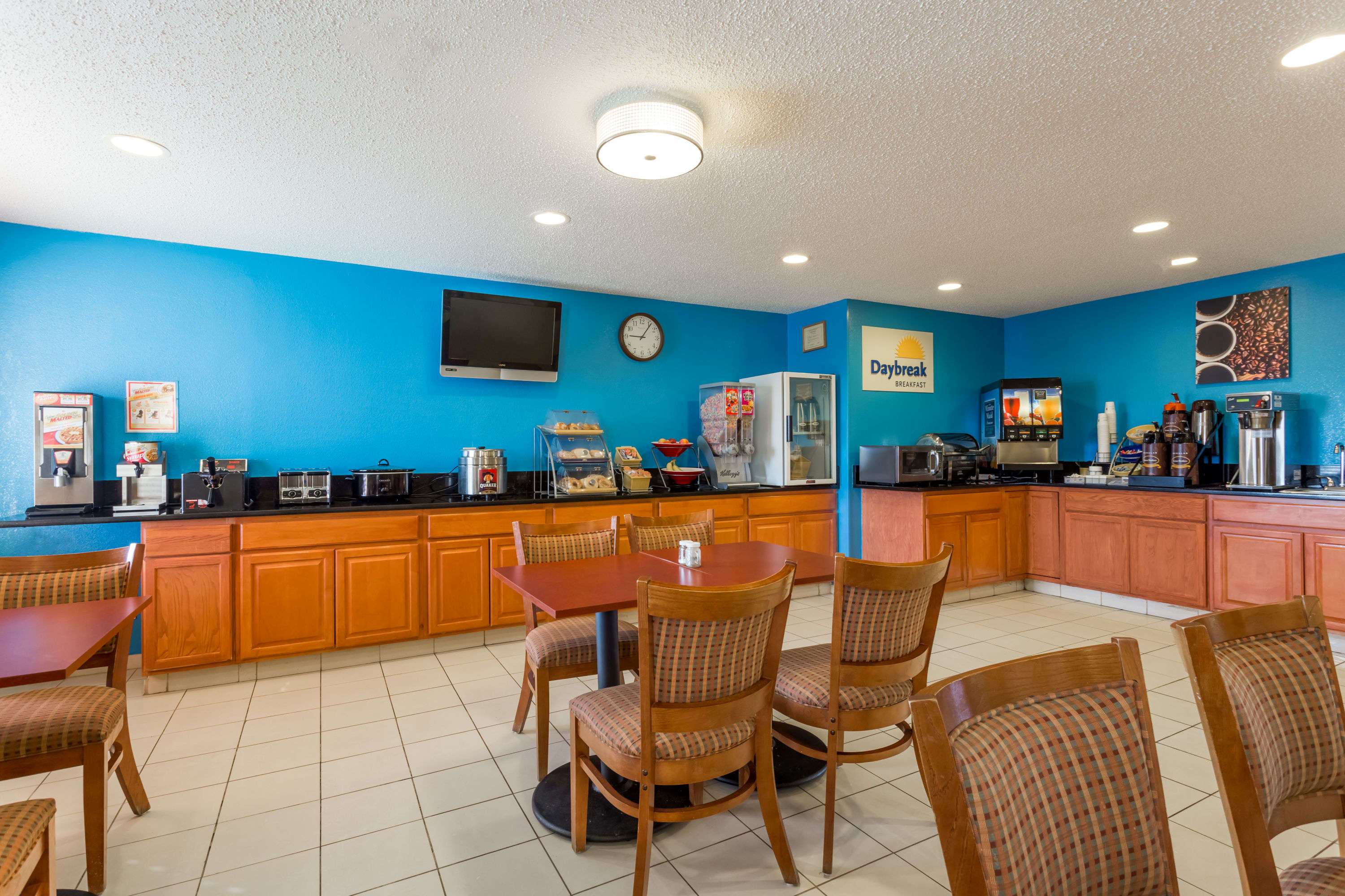 Days Inn & Suites by Wyndham Bloomington/Normal IL