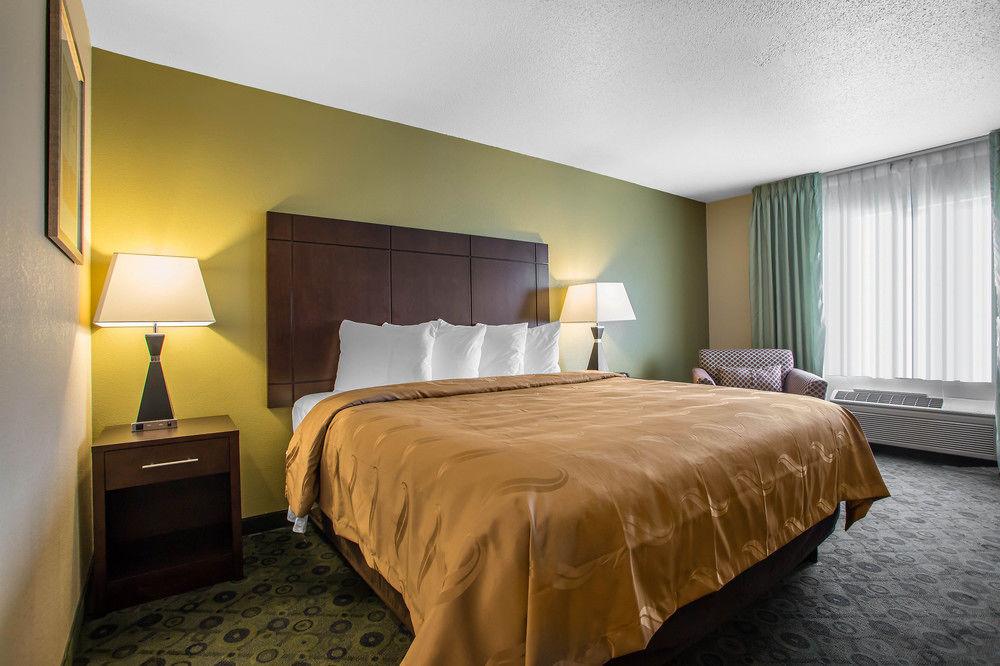 Days Inn & Suites by Wyndham Bloomington/Normal IL