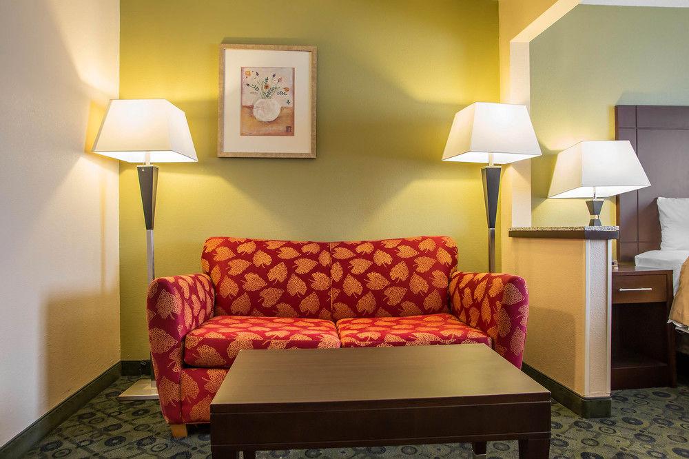 Days Inn & Suites by Wyndham Bloomington/Normal IL