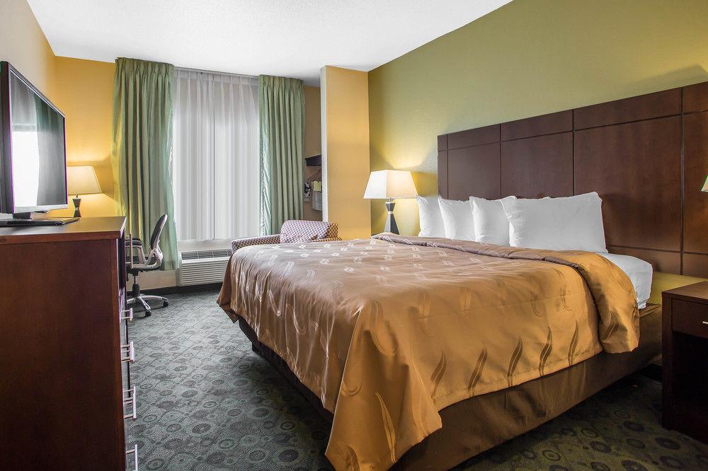 Days Inn & Suites by Wyndham Bloomington/Normal IL