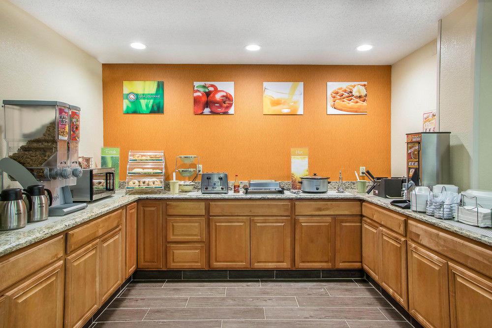 Days Inn & Suites by Wyndham Bloomington/Normal IL