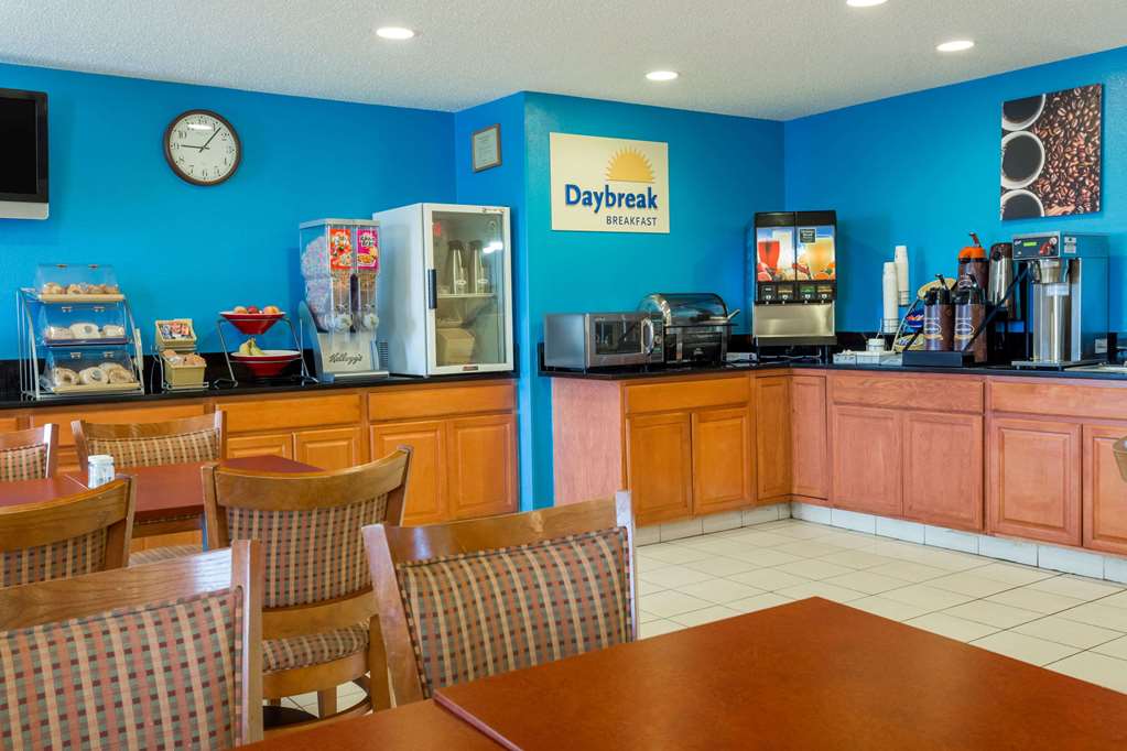 Days Inn & Suites by Wyndham Bloomington/Normal IL