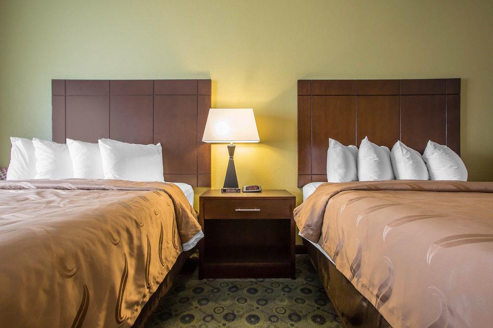 Days Inn & Suites by Wyndham Bloomington/Normal IL
