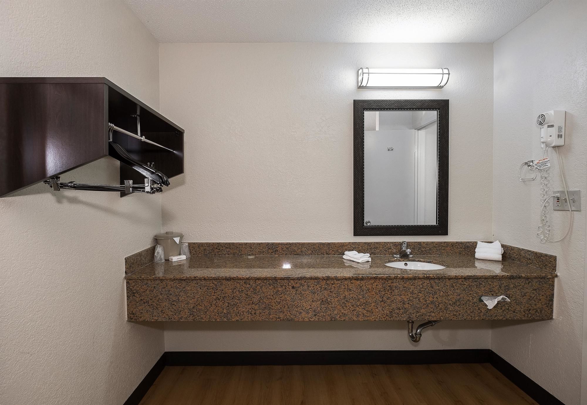Red Roof Inn Bloomington