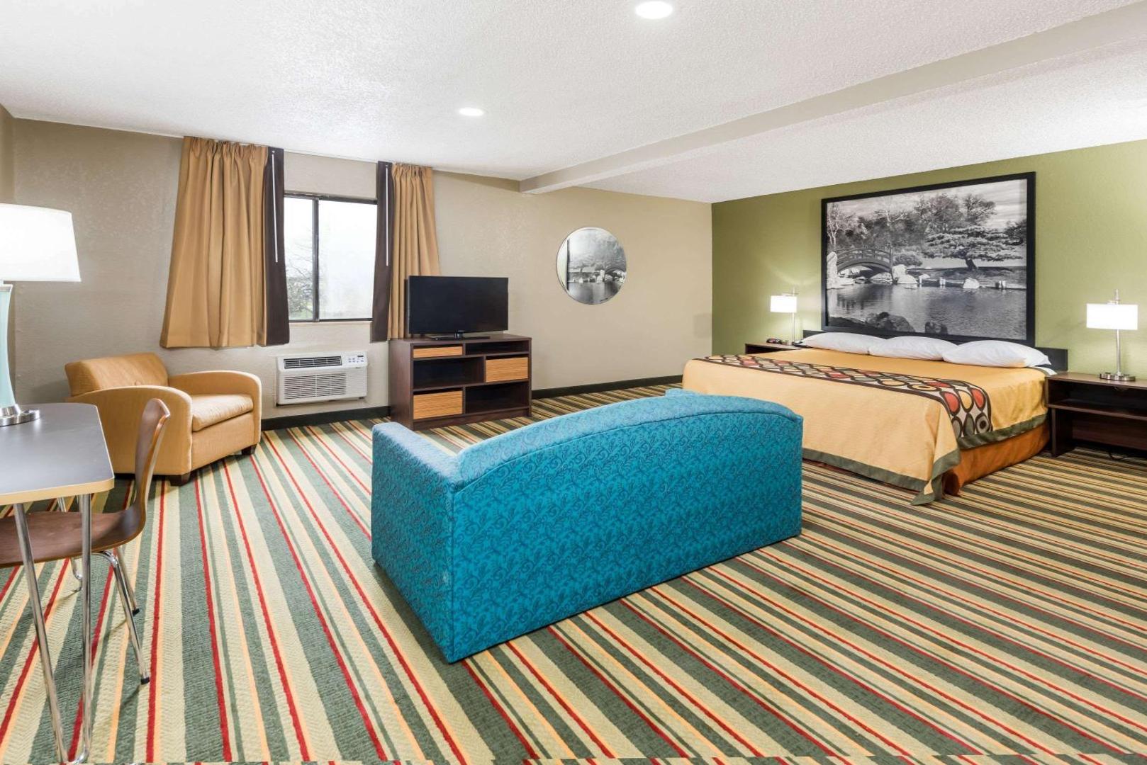 Super 8 by Wyndham Bloomington