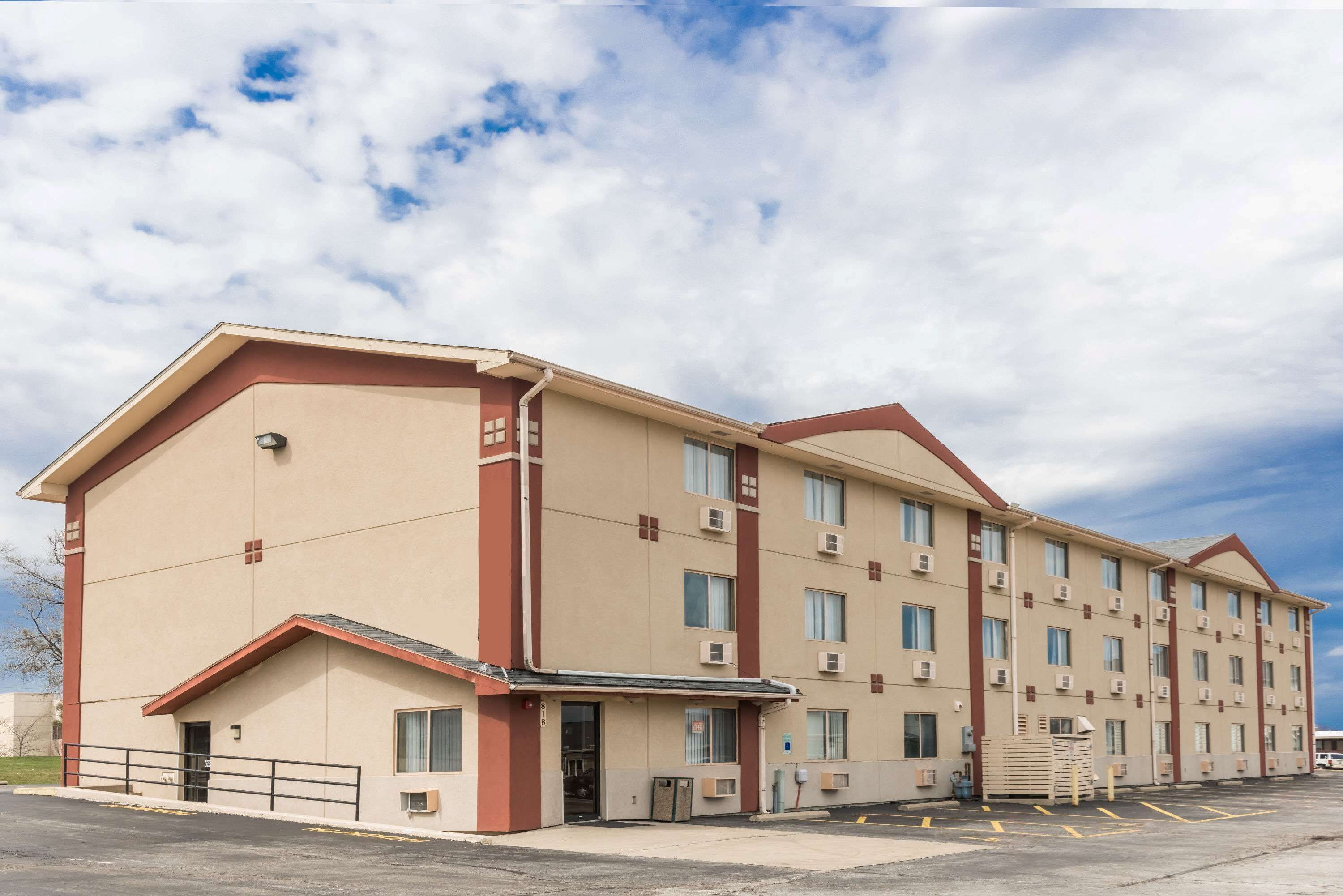 Super 8 by Wyndham Bloomington