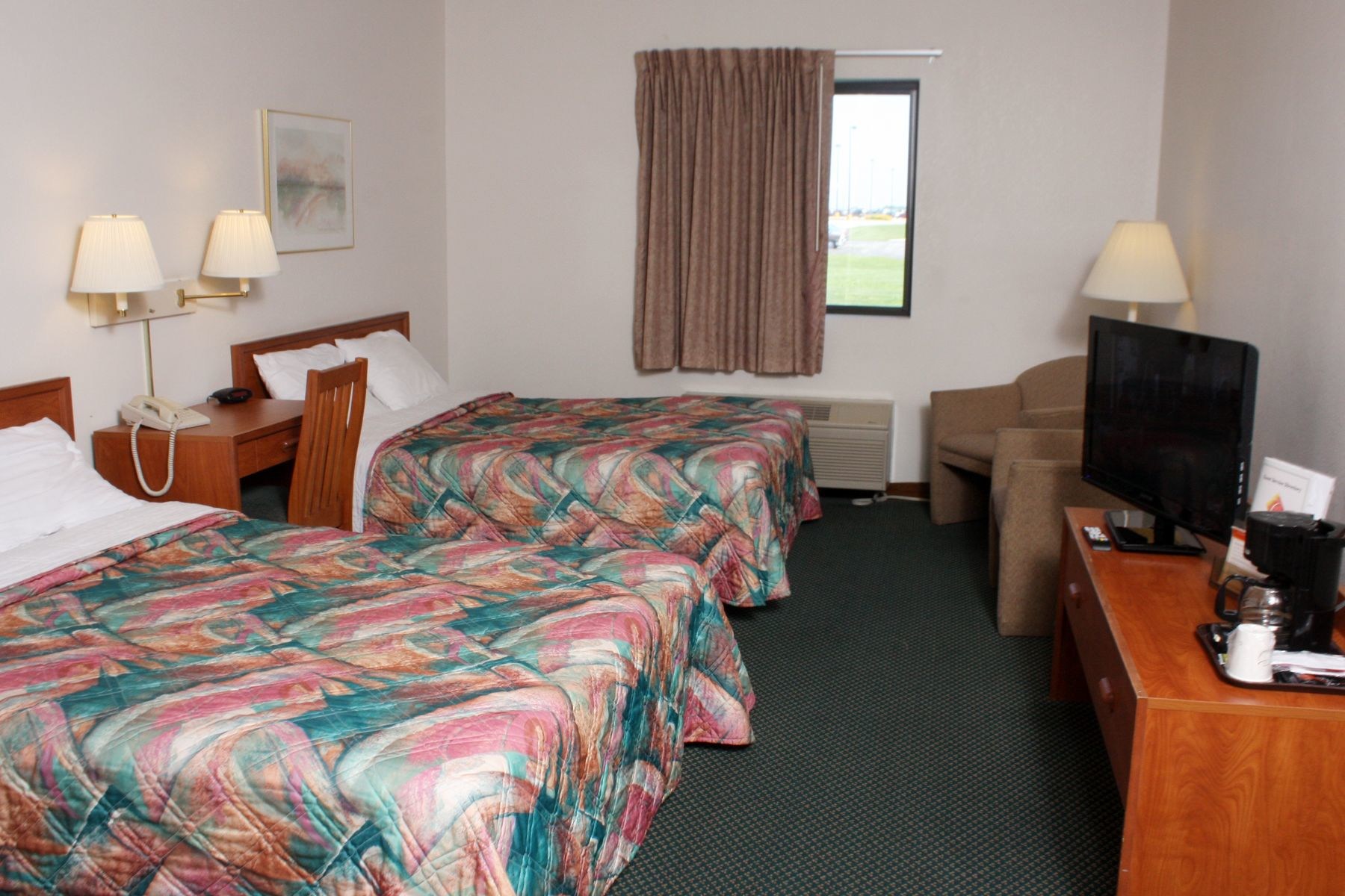 Carlyle Inn & Suites