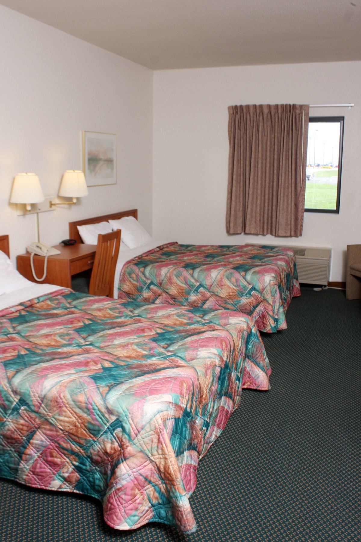 Carlyle Inn & Suites
