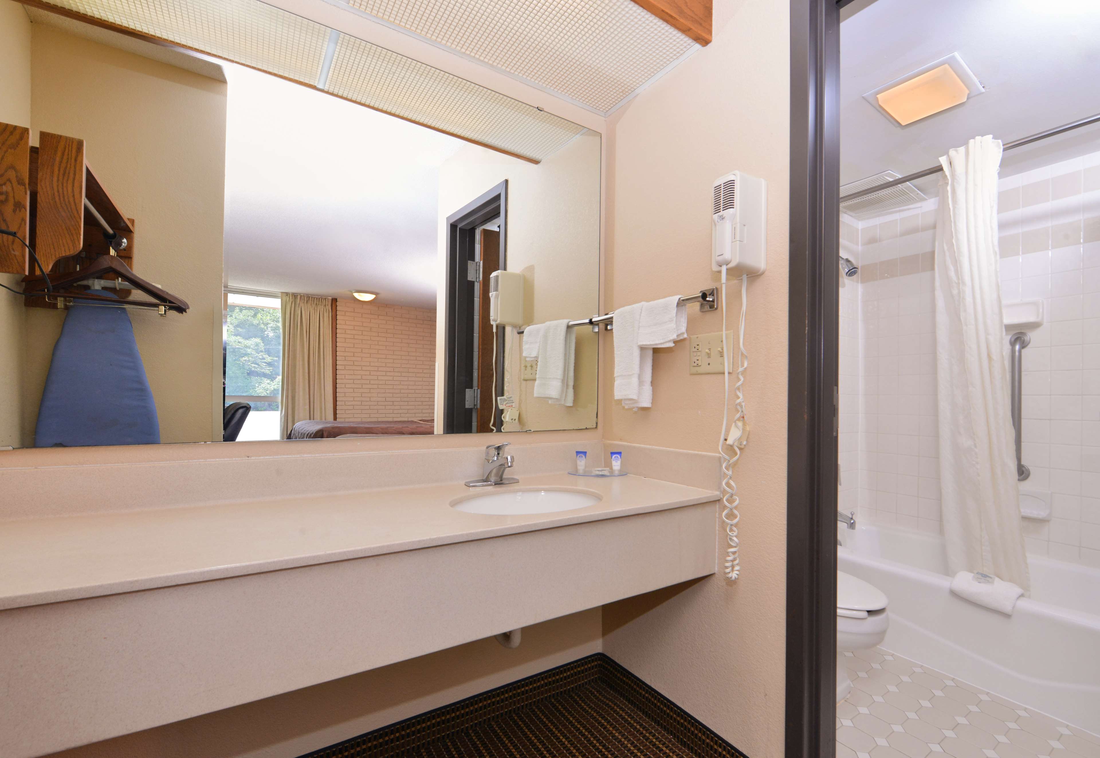 Americas Best Value Inn - Collinsville / St. Louis
