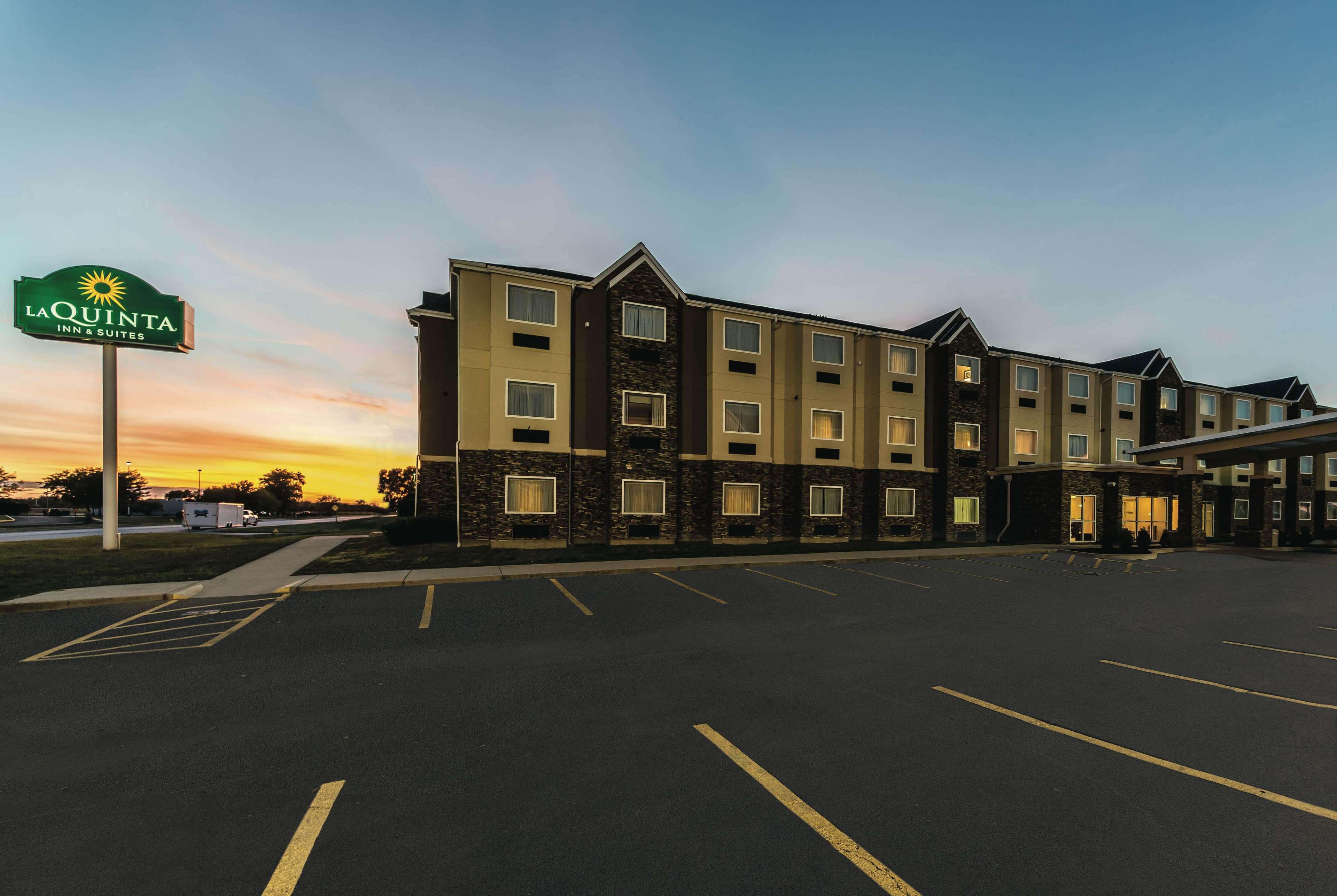 La Quinta Inn & Suites by Wyndham Collinsville - St. Louis
