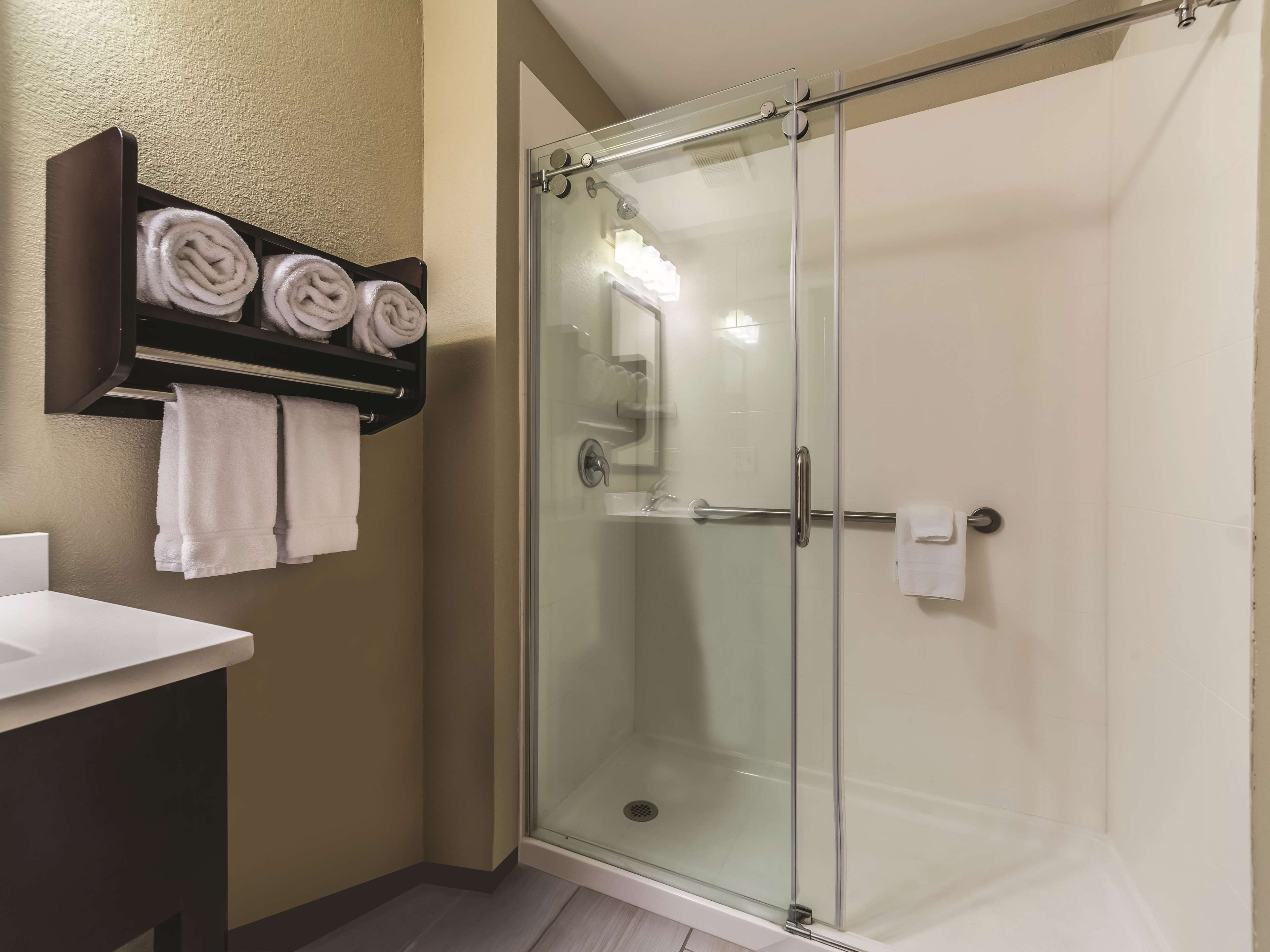 La Quinta Inn & Suites by Wyndham Collinsville - St. Louis