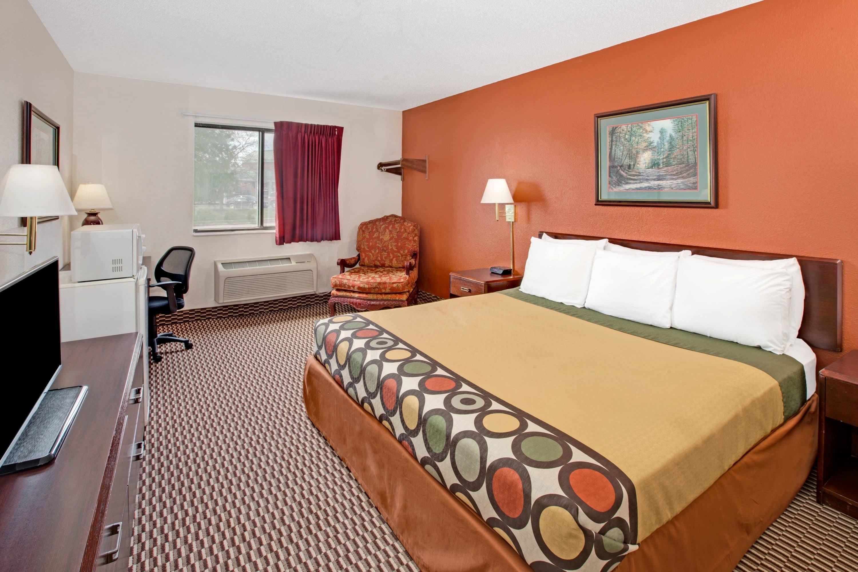 Super 8 by Wyndham Crystal Lake