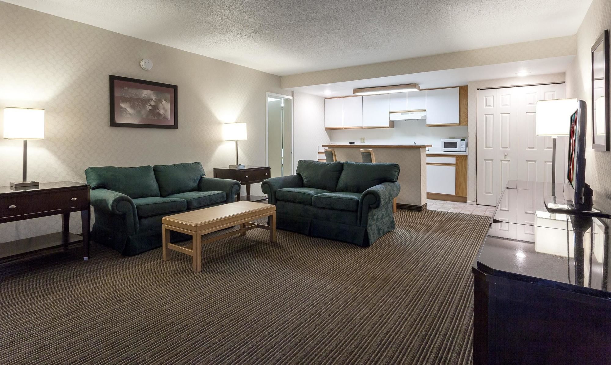 Red Roof Inn & Suites Dekalb