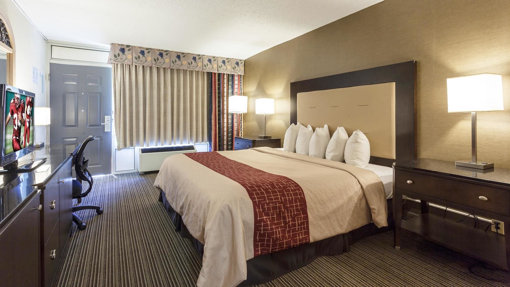 Red Roof Inn & Suites Dekalb