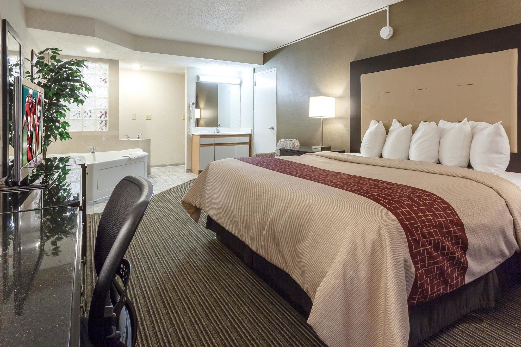 Red Roof Inn & Suites Dekalb