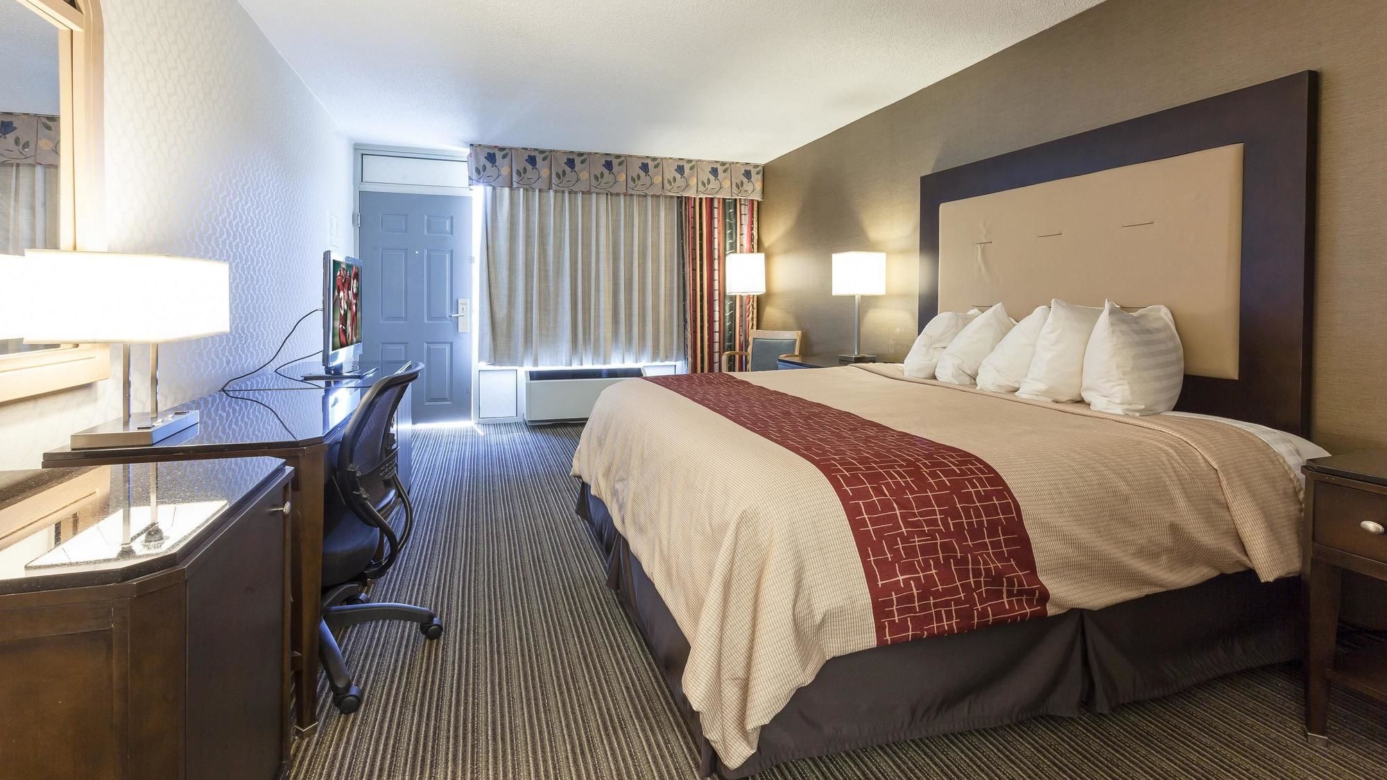 Red Roof Inn & Suites Dekalb