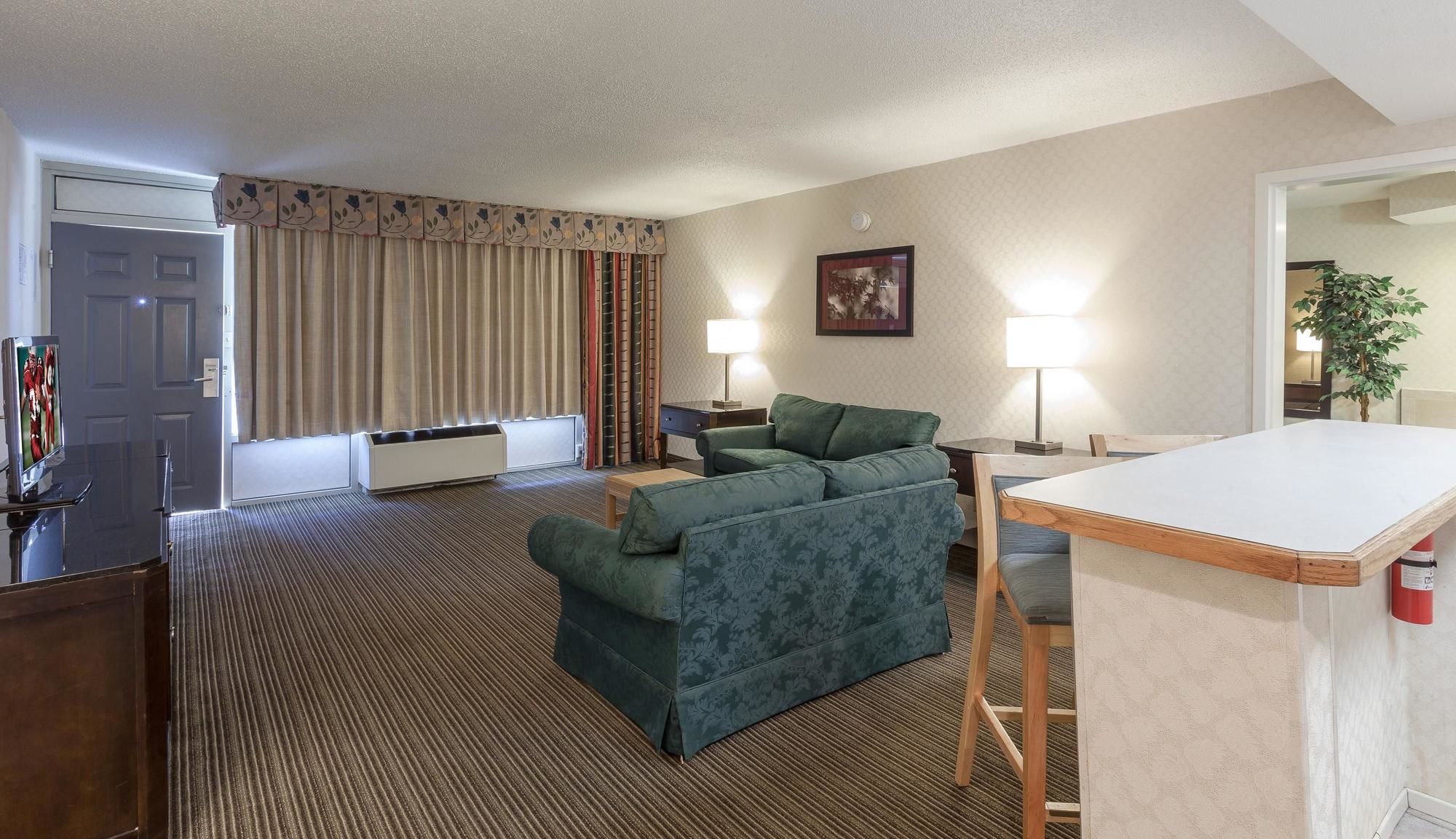 Red Roof Inn & Suites Dekalb