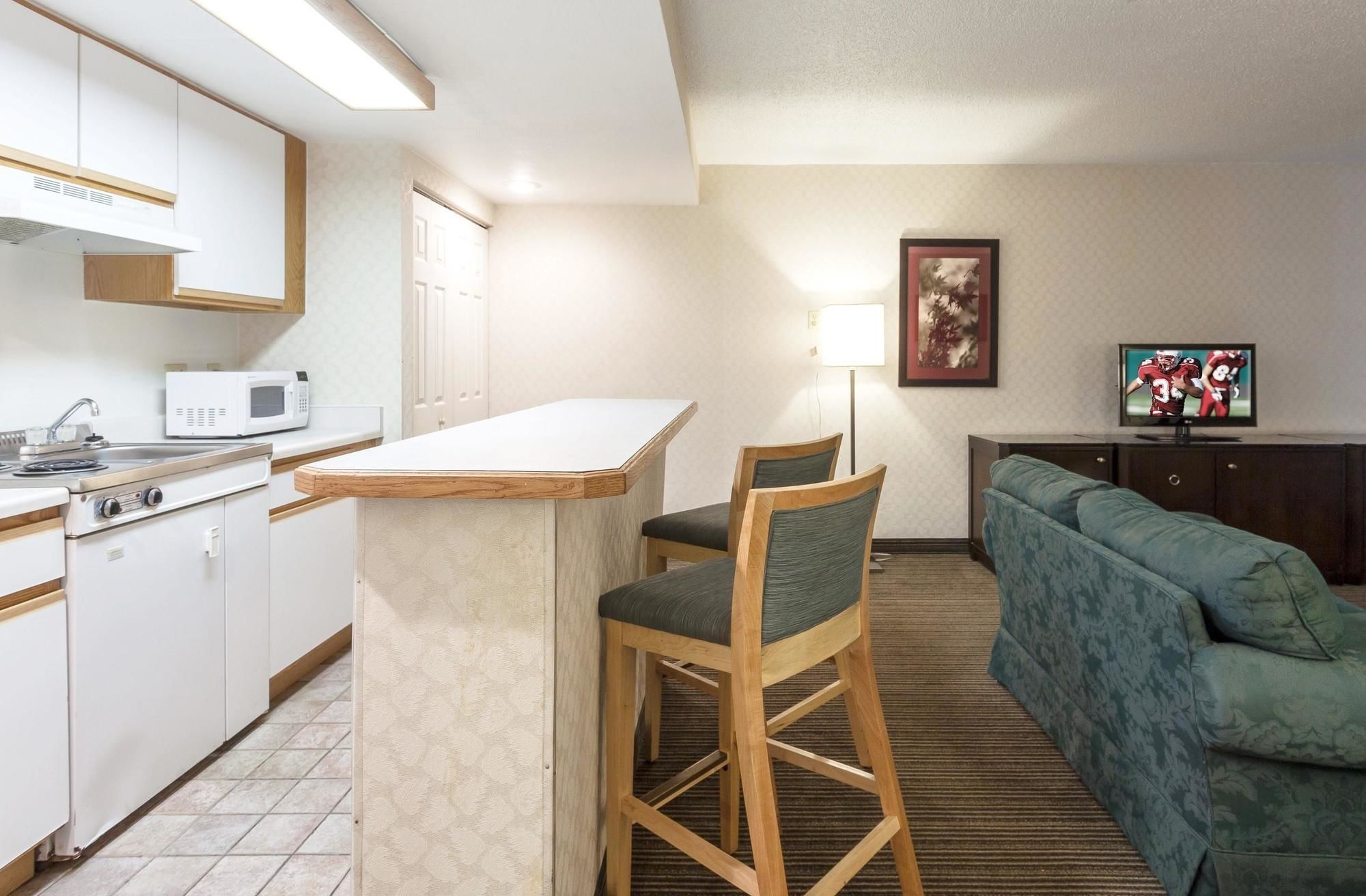 Red Roof Inn & Suites Dekalb