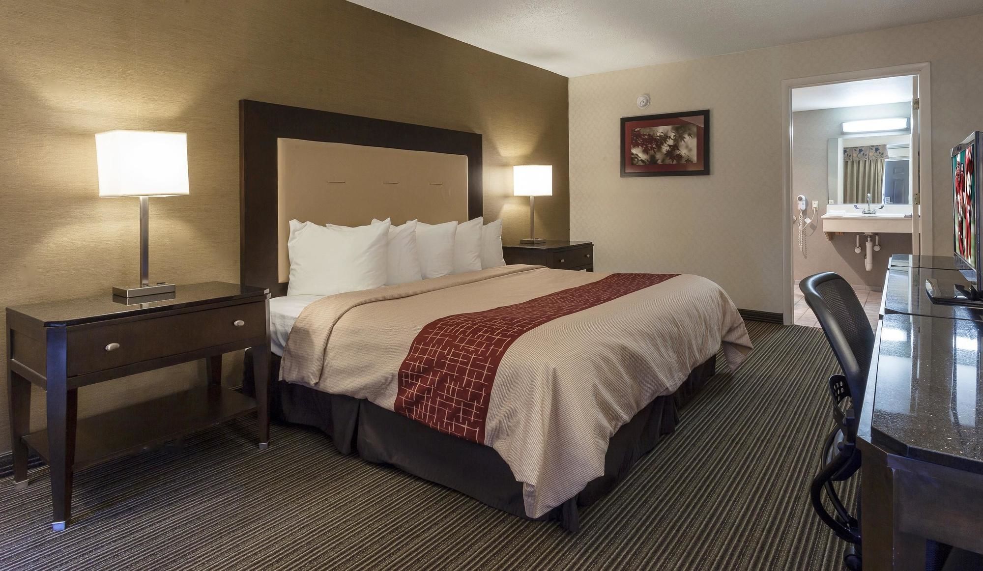 Red Roof Inn & Suites Dekalb