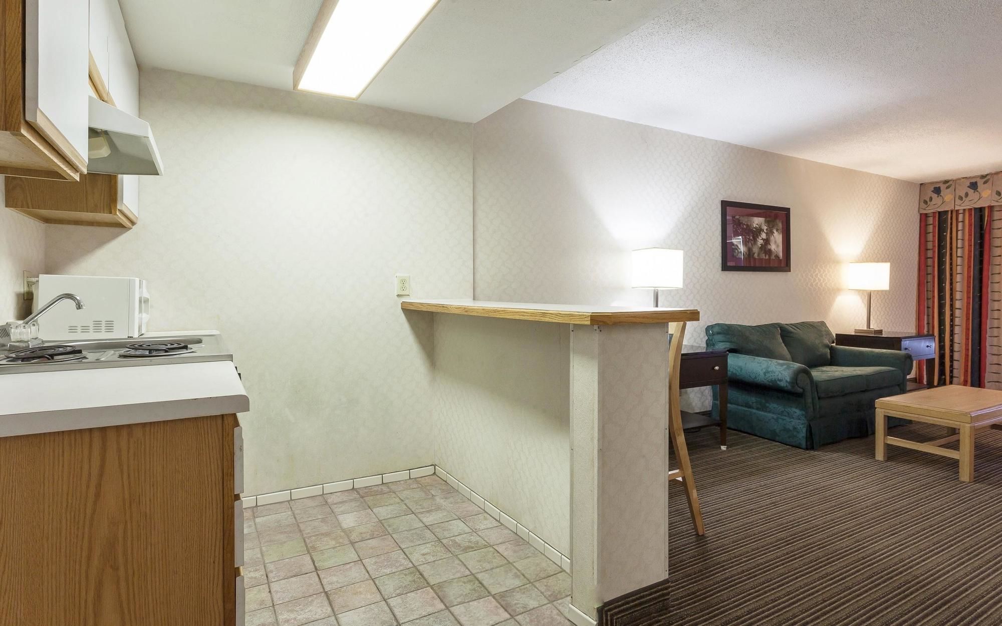 Red Roof Inn & Suites Dekalb