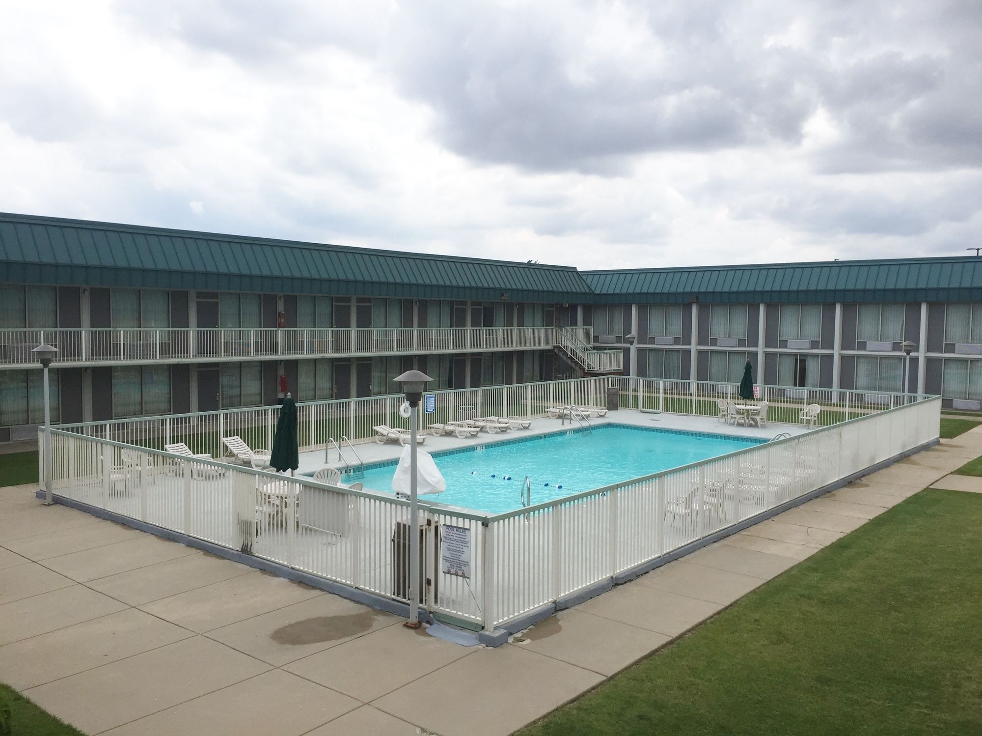 Red Roof Inn & Suites Dekalb