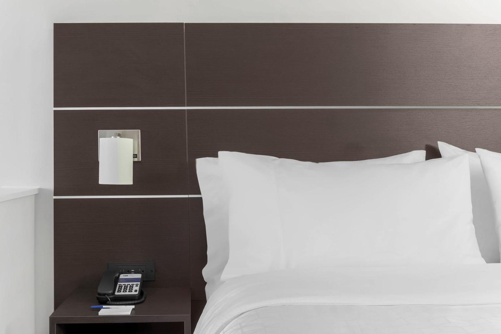 Holiday Inn Express & Suites Chicago O'Hare Airport
